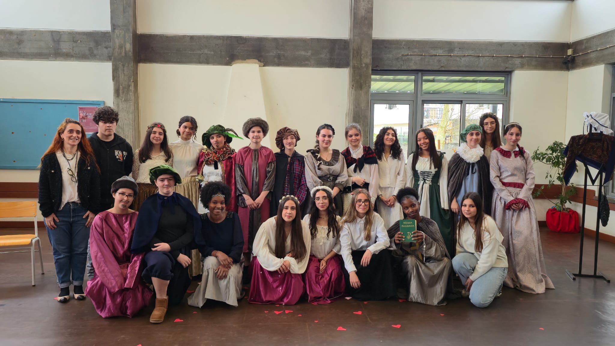 foto de grupo teatro Farsa de Ines Pereira.jpeg